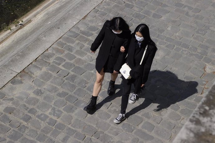 Imagen de transéuntes en las calles de París. 