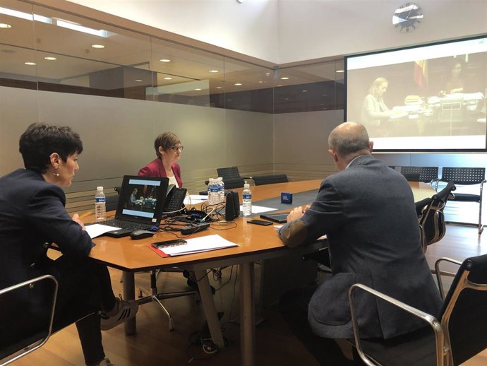 La consejera Elma Saiz durante la reunión con la ministra M Jesús Montero