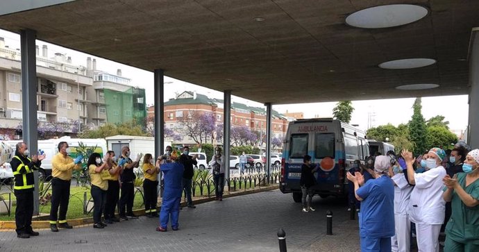 Aplausos mútuos entre carteros y sanitarios del Hospital Clinico de Málaga.