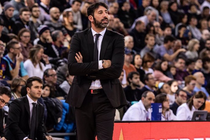 Alex Mumbrú dirige al Bilbao Basket en un partido de la Liga Endesa