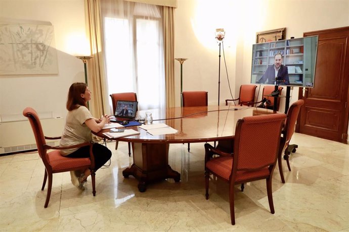 La presidenta del Govern, Francina Armengol, en la reunión telemática con el ministro de Transporte, José Luis Ábalos.
