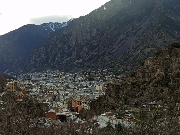 Vista de la vall central, amb Escaldis-Engordany i Andorra la Vella en el fons.