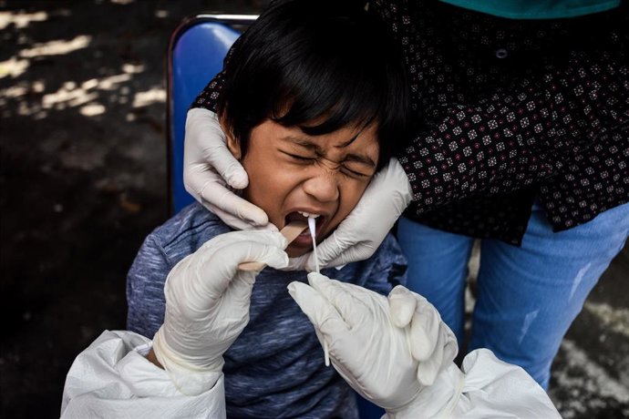 Una prueba diagnóstica del coronavirus en Indonesia. 