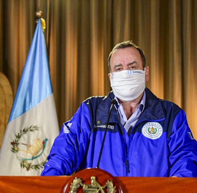 El presidente de Guatemala, Alejandro Giammattei, con mascarilla por el coronavirus