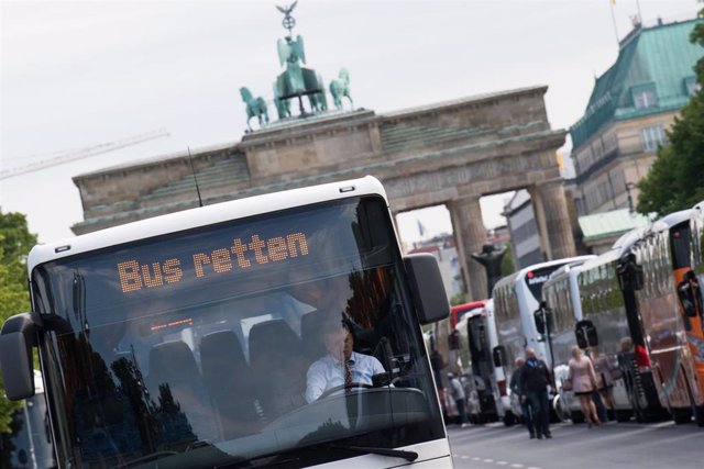Manifestación de conductores de autobús y trabajadores de empresas turísticas ante la puerta de Brandenburgo