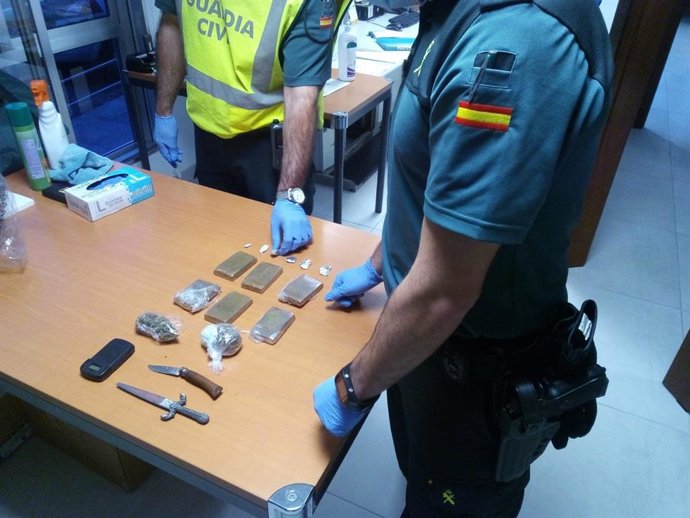 Droga incautada a un detido no Porriño, que a levaba oculta na tapicería dos asentos da súa furgoneta.