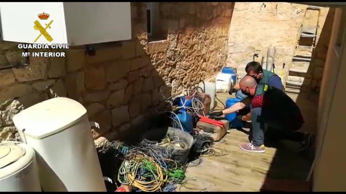 Material localizado por la Guardia Civil en el operativo de Sant Joan d'Alacant que ha terminado con siete detenidos.