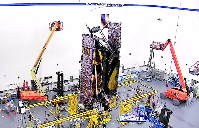 El telescopio Webb, plegado en posición de viajar al espacio