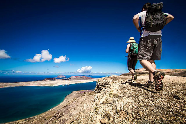 Turistas practican senderismo en Lanzarote