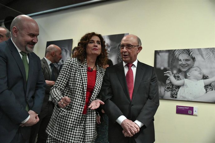 La ministra de Hacienda, María Jesús Montero, junto a su predecesor en el cargo, Cristóbal Montoro, en una imagen de archivo correspondiente a 2018 