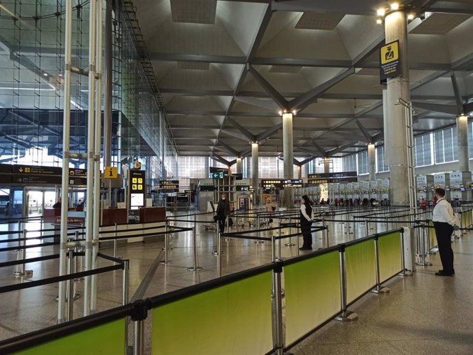Imagen del aeropuerto de Málaga con pocos pasajeros (domingo 22 de marzo de 2020)