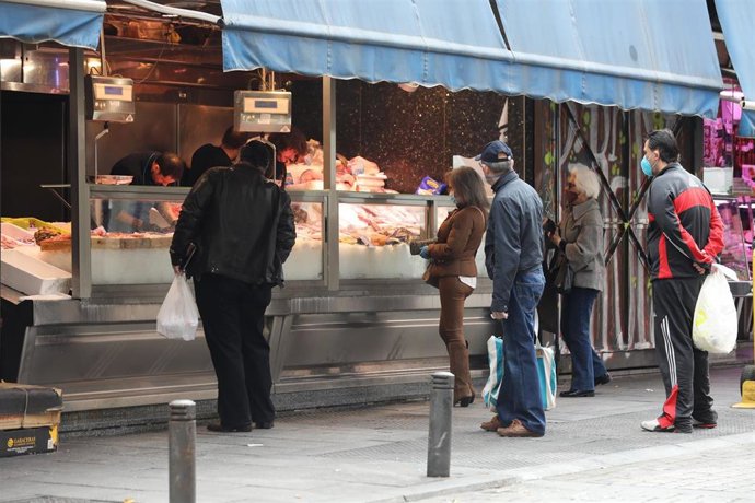 Varias personas hacen uso de los mercados del barrio durante el día 45 de estado de alarma declarado por la crisis del coronavirus. 