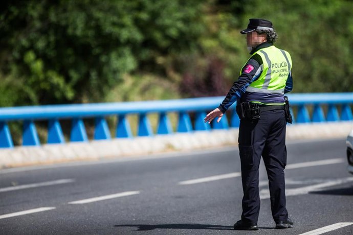 Un agente de la Policía Municipal de Madrid en un control policial.