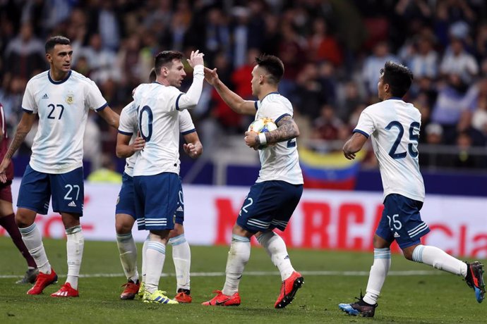 Argentina's Lautaro Martinez (2-R) celebrates scoring his side's first goal with team mate Lionel Messi (2-L) during the Friendly soccer match between Argentina and Venezuela at the Wanda Metropolitano Stadium. Photo: Gustavo Ortiz/dpa