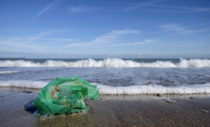 Una bolsa de plástico en la orilla de la playa