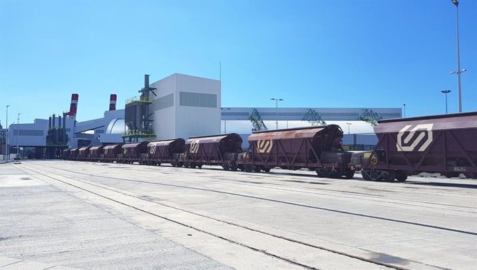 Entrada de un tren de potasa en la terminal de ICL del Puerto de Barcelona