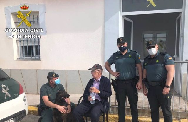 Agentes de la Guardia Civil con el hombre localizado en Teulada-Moraira.