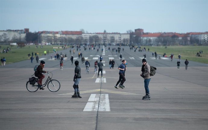Gente paseando por Berlín en marzo de 2020 durante la crisis del Covid-19