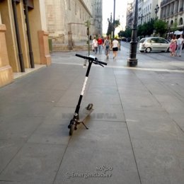 Patinete estacionado en un punto no autorizado de la avenida de la Constitución de Sevilla