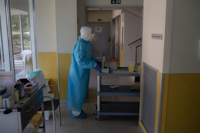 Un voluntario de la ONG Proactiva Open Arms prepara en un pasillo el material para realizar test rápidos de Covid-19 a los residentes de la Residencia Geriátrica Redós de Sant Pere de Ribes. En Barcelona/Catalunya (España) a 30 de abril de 2020.