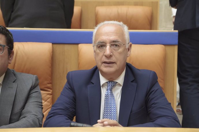 El presidente de La Rioja en funciones, José Ignacio Ceniceros (PP), durante la segunda sesión del debate de investidura en el que la socialista, Concha Andreu, ha sido elegida presidenta de La Rioja.