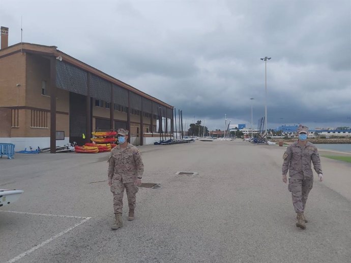 Infantes de marina en el albergue temporal instalado en el Club Náutico Elcano en Cádiz