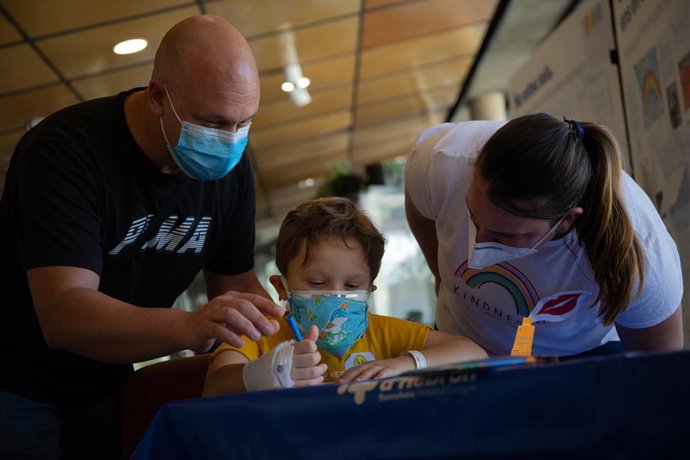 Un nen ingressat en la Unitat Infantil de l'Hospital Vall d'Hebron, Barcelona (Catalunya/Espanya), 13 de maig del 2020.