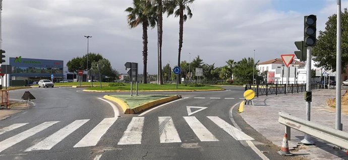 Semáforo de acceso a un polígono en Aznalcázar