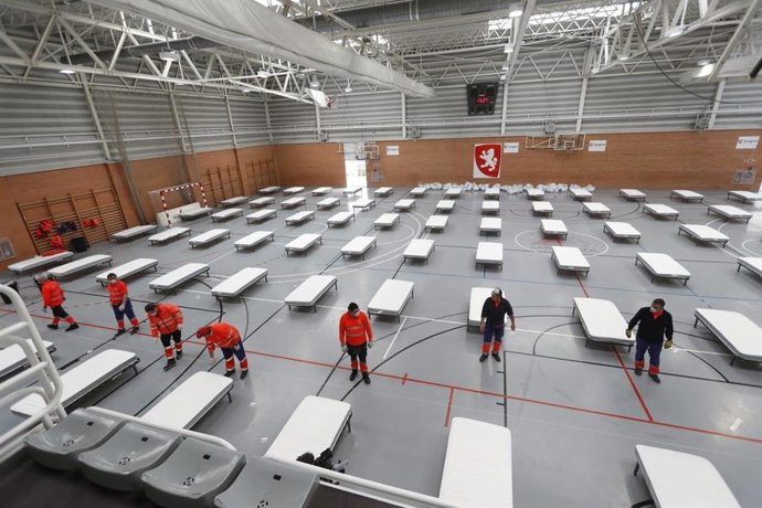 Camas en el pabellón municipal de Tenerías para acoger a personas sin hogar durante el confinamiento