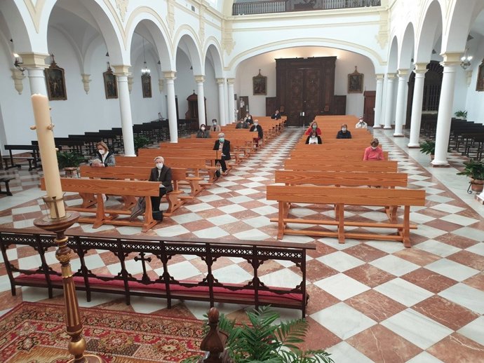 Feligreses asistentes a la misa durante la Fase 1 en la parroquia de San Vicente Ferrer de Córdoba.