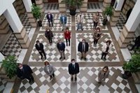 Moreno rechaza la "amenaza de subida de impuestos" y apuesta por "salvar a las empresas"