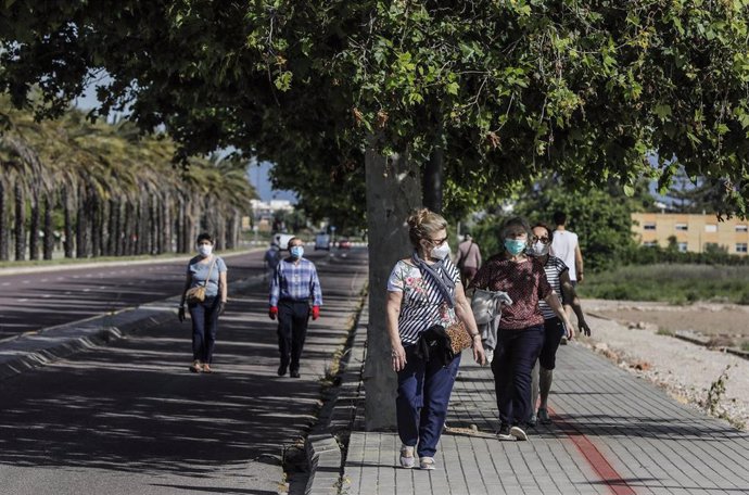 Personas mayores caminando en el primer día de salida en Valencia tras 48 días en casa por el coronavirus, en que los adultos pueden salir a pasear y a hacer deporte, en  Valencia / Comunidad Valencia (España), a 2 de mayo de 2020.