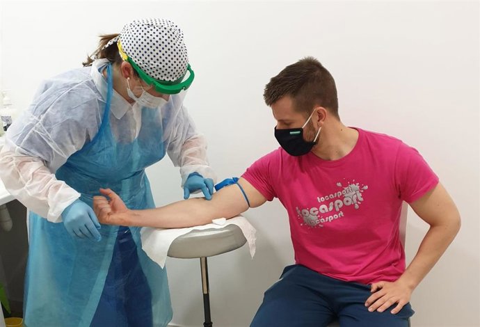 Test del Covid a un trabajador municipal del Ayuntamiento de Osuna (Sevilla).