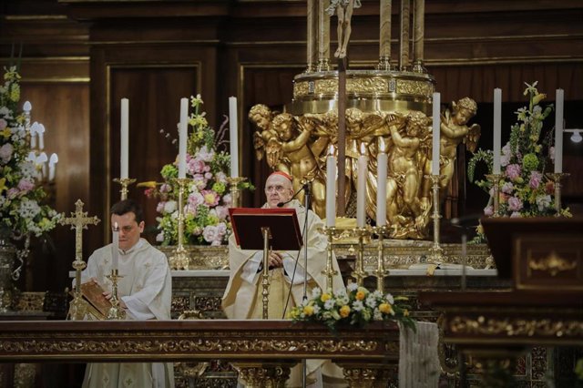 La solemne Eucaristía en la Colegiata de San Isidro en honor al patrón de Madrid es oficiada por el cardenal arzobispo de Madrid, Carlos Osoro, a puerta cerrada y se retransmite vía 'online'.