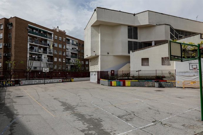 Patio de un colegio cerrado.