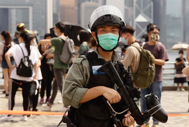 Un agente antidisturbios de la Policía desplegado en una manifestación contra el Gobierno de Hong Kong