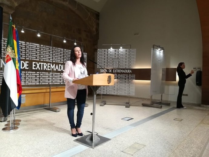 La consejera de Educación y Empleo de la Junta de Extremadura, Esther Gutiérrez, en rueda de prensa para hablar sobre la finalización del curso educativo