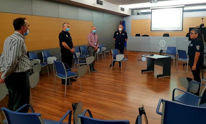 Minuto de silencio en recuerdo de los agentes de Policía Local en activo y jubilados que han fallecido este año.