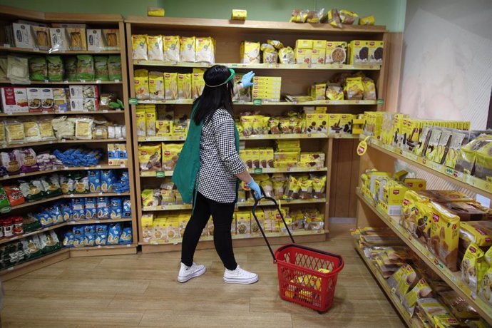 Carmen, empleada de la tienda 'Maná Productos Sin Gluten', en la calle Lanuza, 19 de Madrid, ante el día Internacional (16 de mayo) y Nacional del Celiaco (27 de mayo) en Madrid (España), a 8 de mayo de 2020 (archivo)