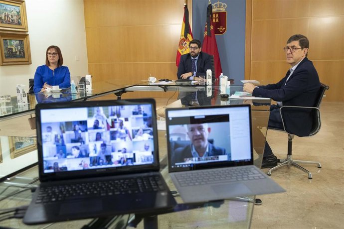 El presidente de la Comunidad, Fernando López Miras, en el encuentro por vía telemática con los alcaldes de los 45 municipios para coordinar todas las actuaciones relacionadas con el Covid-19