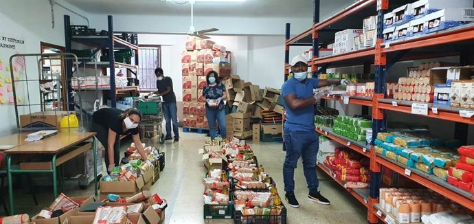 Labores de preparación en un centro de distribución de alimentos de Cáritas Mallorca.