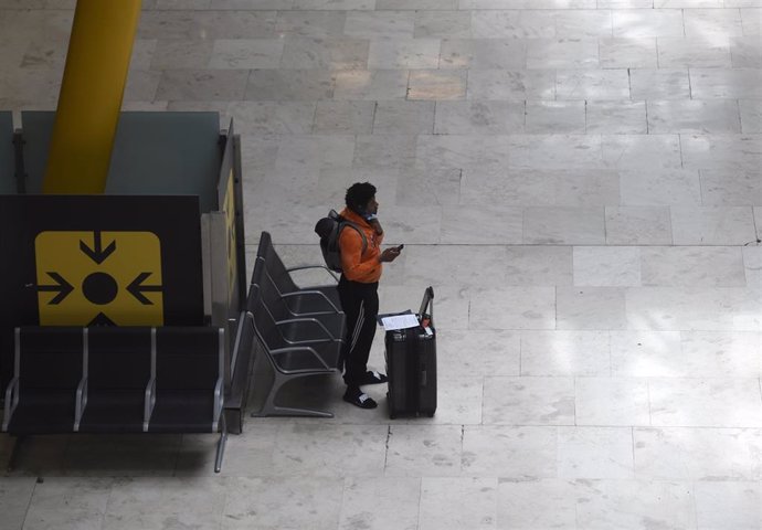 Pasajero espera en el aeropuerto 