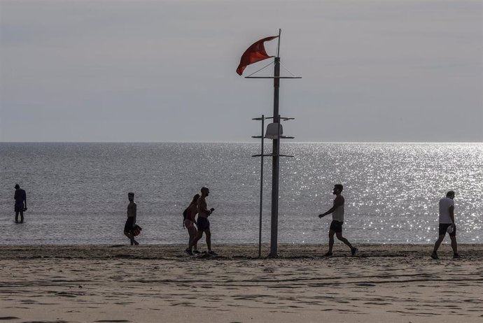 Deportistas en la playa de la Malvarrosa  en Valencia