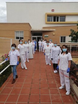 Los trabajadores de la residencia de mayores Valleluz de Íllar (Almería) celebran haber superado el covid-19