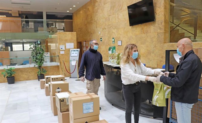 Ana Mestre, en el reparto de material de protección para personal esencial de la administración andaluza en Cádiz