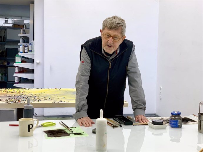 Imagen de Juan Genovés en su estudio remitida por la Galería Marlborough