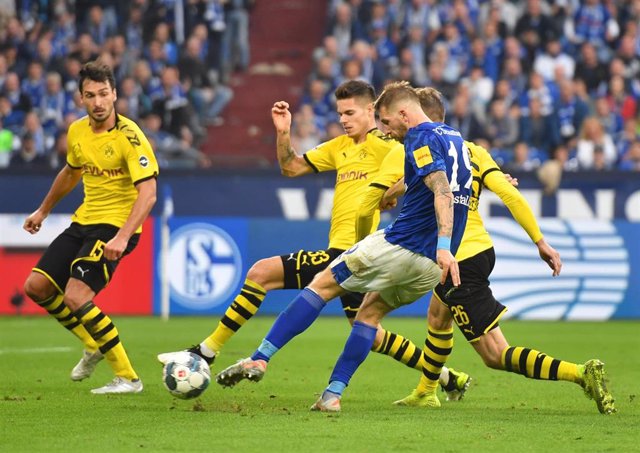 Schalke y Dortmund se enfrentan en el derbi del Rhur