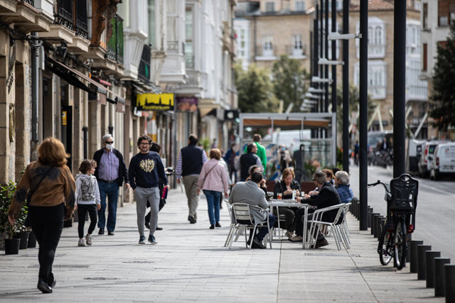 Clientes en una terraza en el centro de Vitoria (Álava) durante la Fase 1 de la desescalada