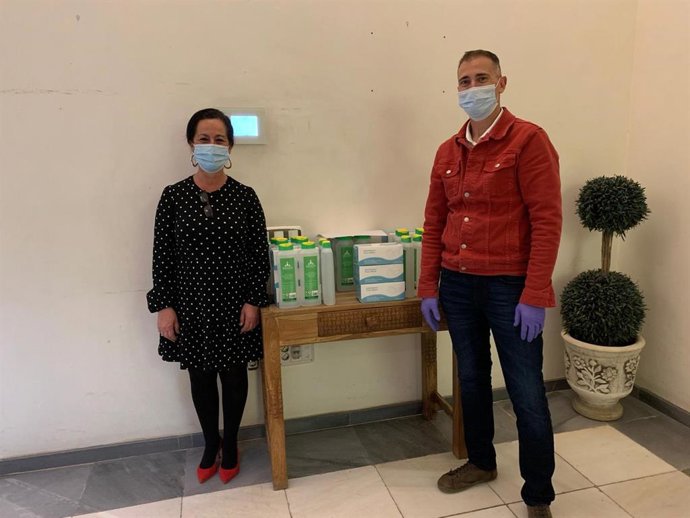 El delegado de Educación de Almería en un reparto de mascarillas y gel