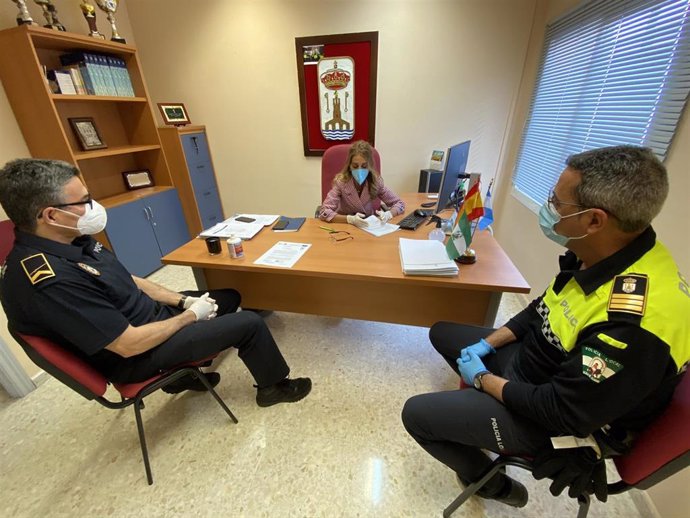 Dos agentes de la policía reunidos con la alcaldesa de Alcalá de Guadaíra (Sevilla) 
